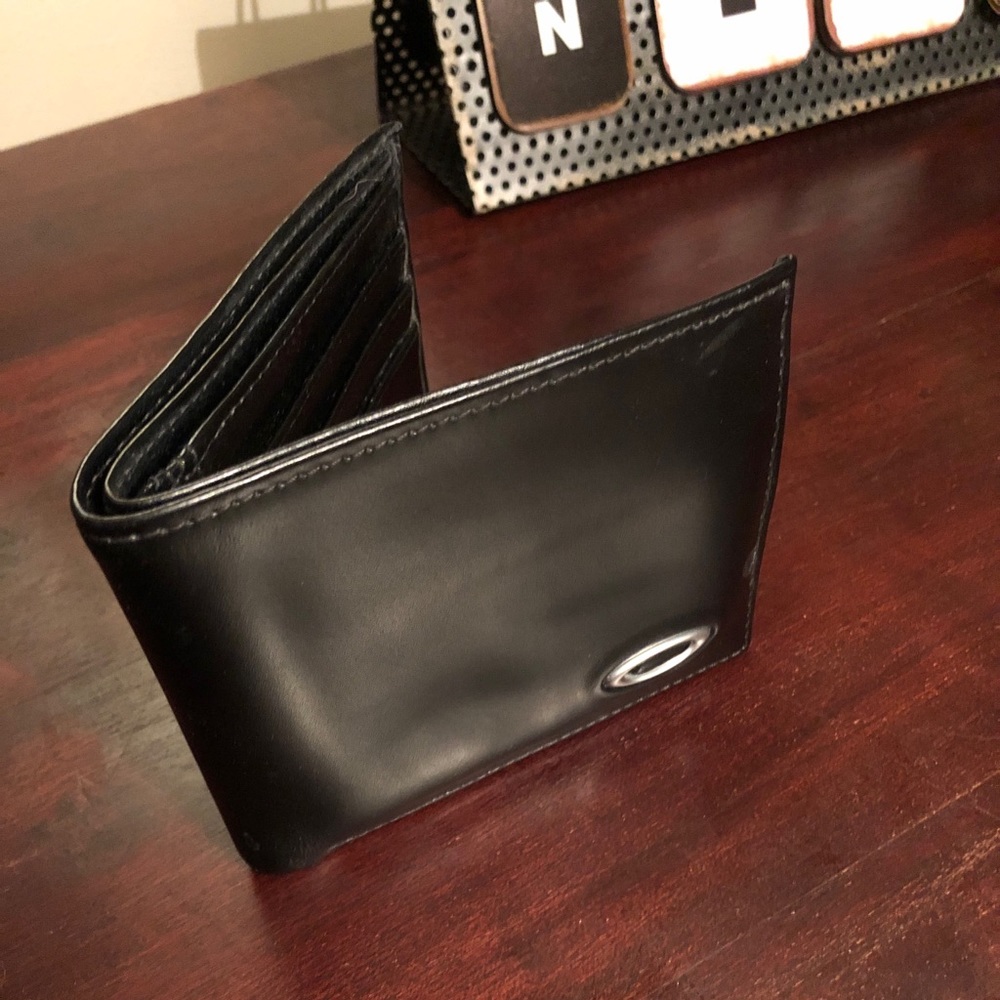 Men’s black Oakley wallet